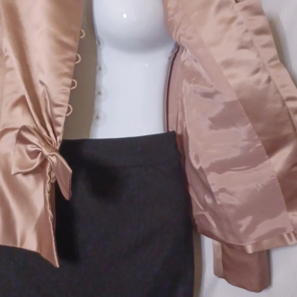 DONNA MORGAN Beige Satin Button Down Blouse With Pleats & Bow. Size 12 - Picture 7 of 10